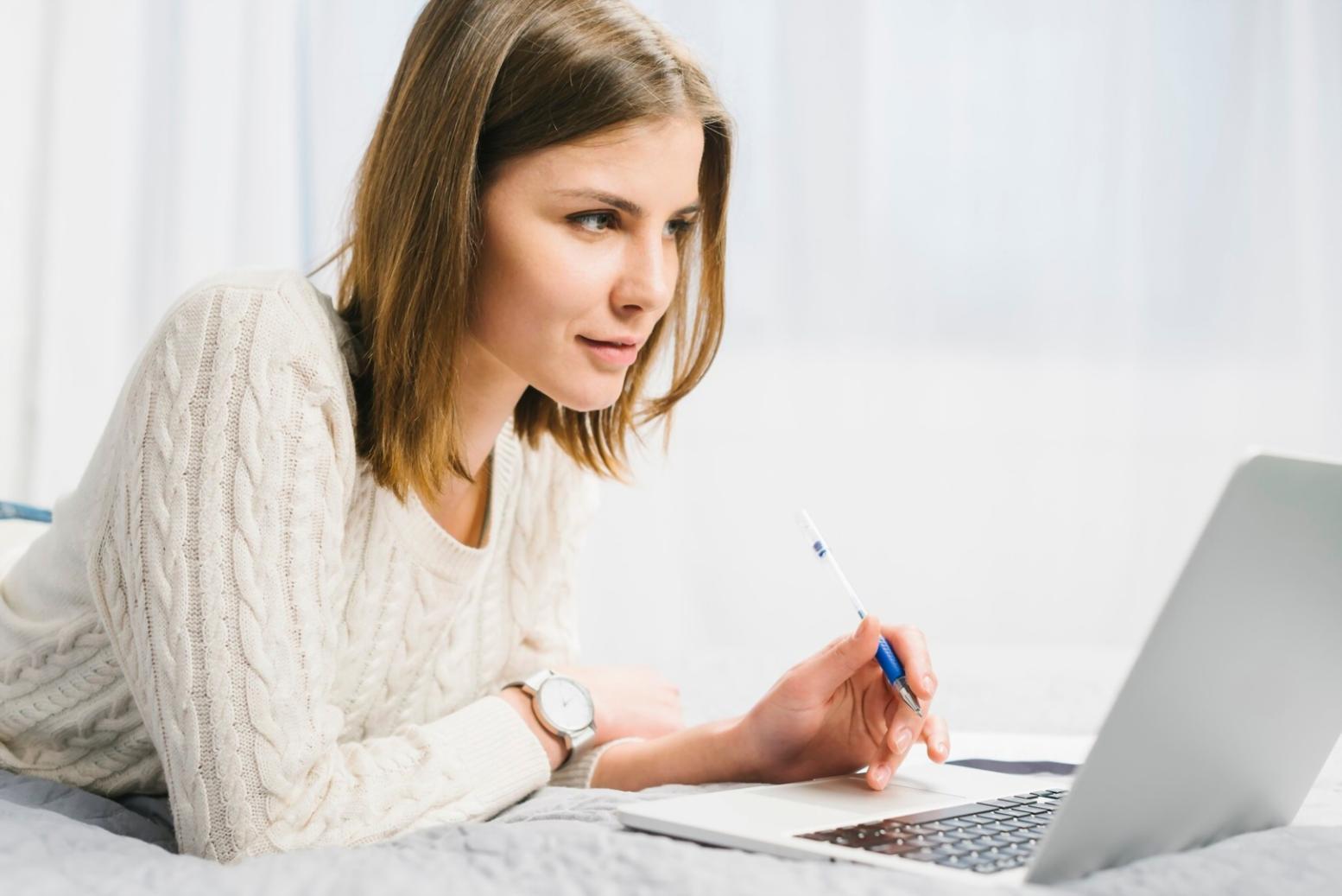 Étudiants analysant des données financières
